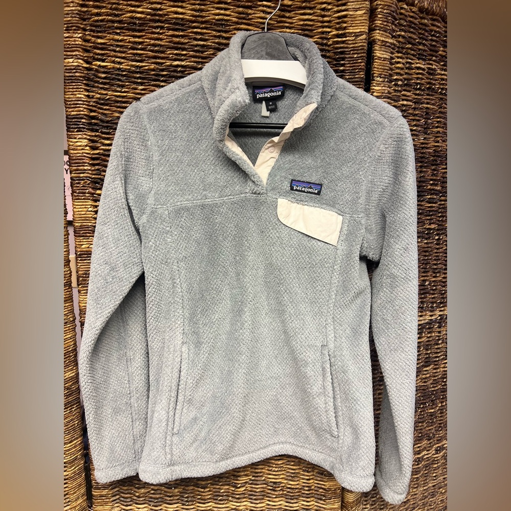 Patagonia Gray and Cream Women’s Pullover- Size: Medium, Pre- Owned‎